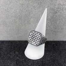 Görseli Galeri görüntüleyiciye yükleyin, Woven/Mesh Design Large Square Sterling Silver Ring