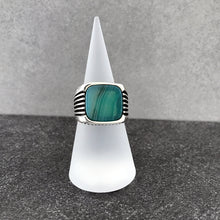 Görseli Galeri görüntüleyiciye yükleyin, Sterling Silver Ring with Large Rounded-square Water Green Agate