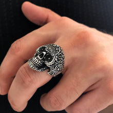 Görseli Galeri görüntüleyiciye yükleyin, Floral Skull Sterling Silver Biker&#39;s Ring with Dull Eyes