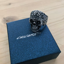 Görseli Galeri görüntüleyiciye yükleyin, Floral Skull Sterling Silver Biker&#39;s Ring with Dull Eyes