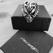 Görseli Galeri görüntüleyiciye yükleyin, Grinning Skull Design Sterling Silver Biker&#39;s Ring